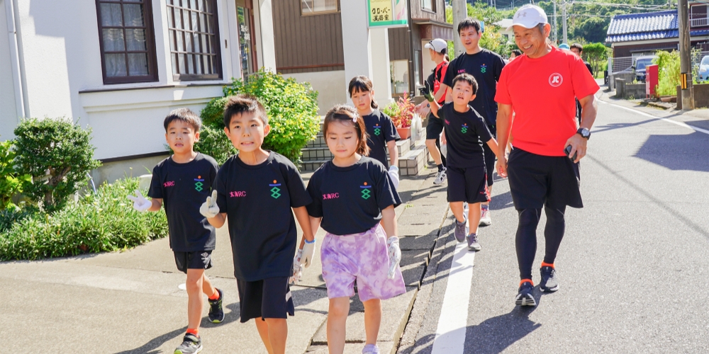 地域の子どもたちと大人がパトランをしている様子