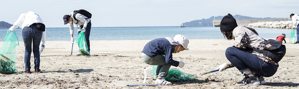 チームで海岸清掃を行う様子